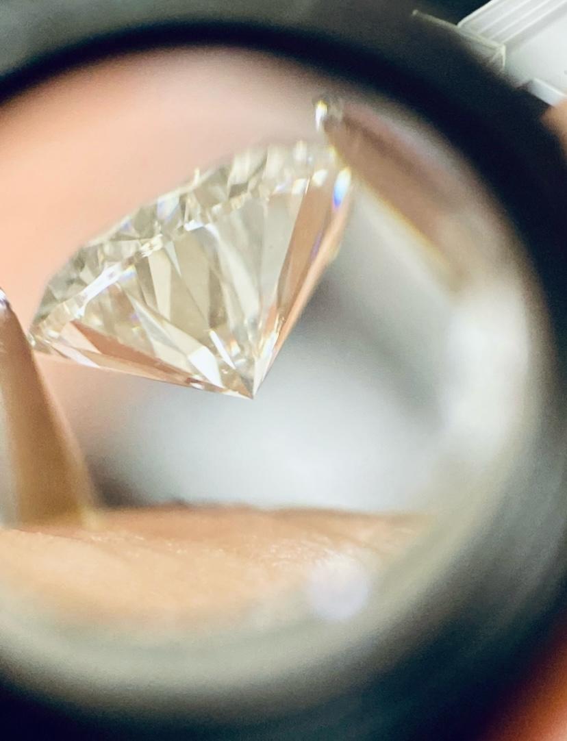 Controle de Qualidade - Diamante sob análise microscópica final no laboratório CGA