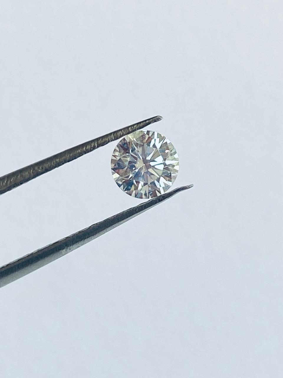 Certificação de Diamantes - Diamante Brilhante Redondo em Pinça Gemológica CGA