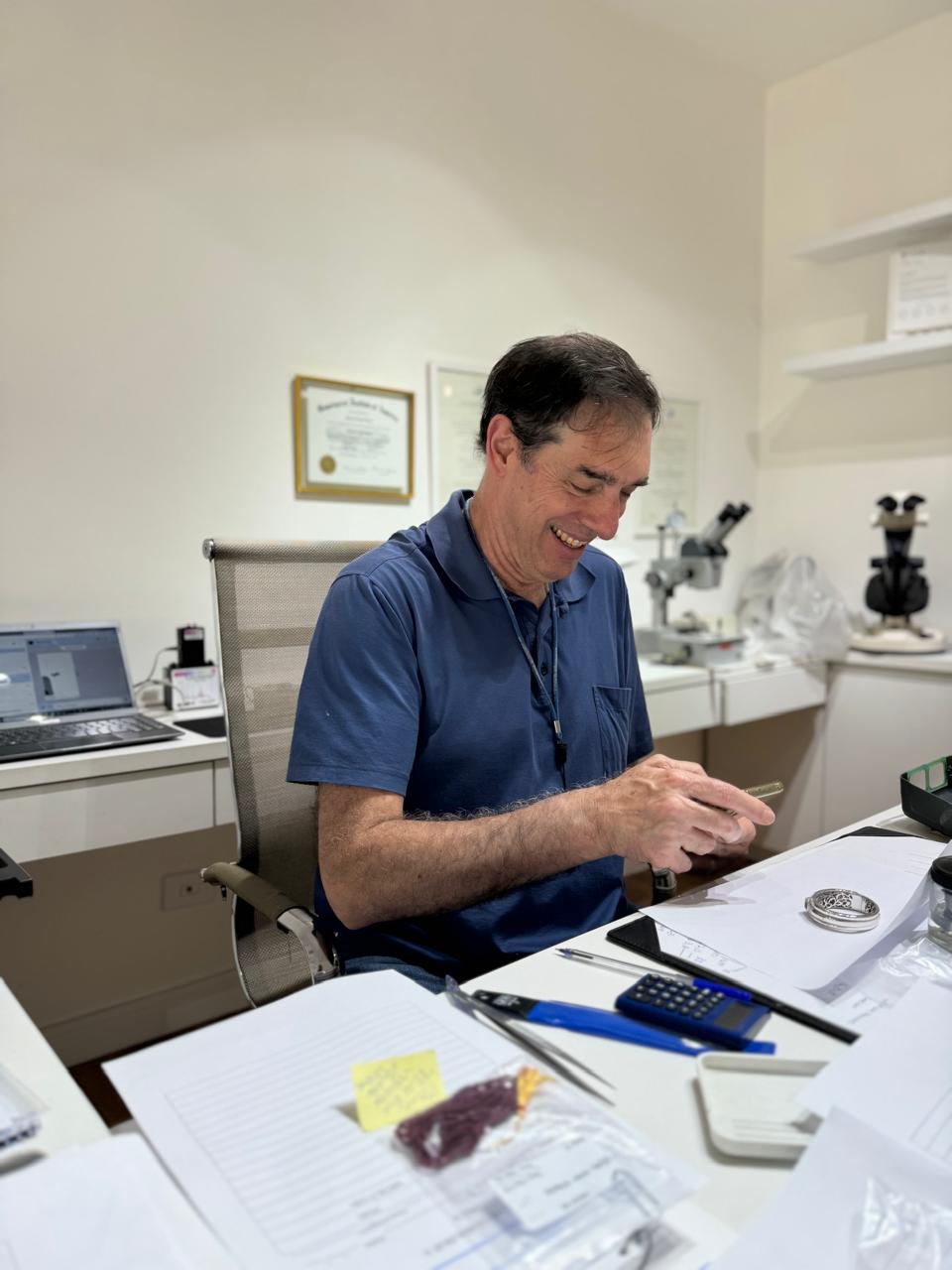 Gemólogo CGA trabalhando em análise gemológica - Laboratório profissional com equipamentos especializados