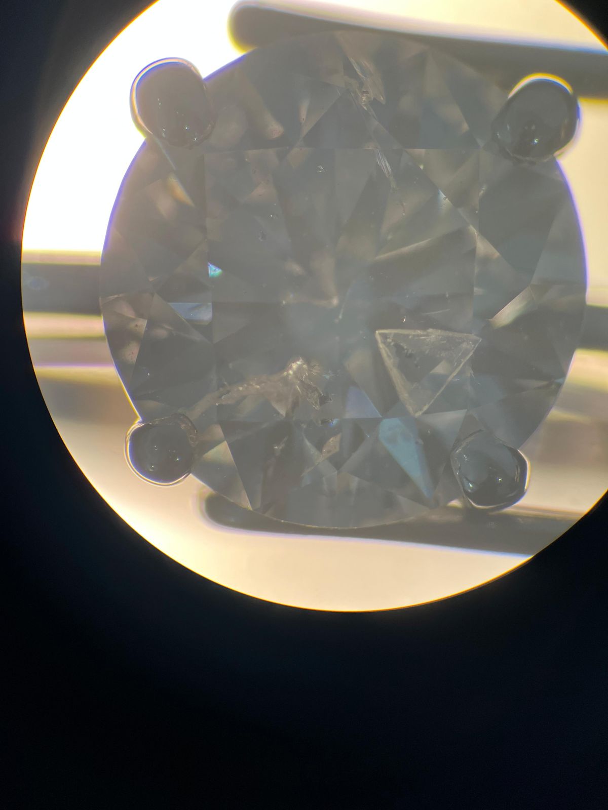 Diamante amarelo em pinça gemológica dourada - Análise profissional de gema colorida no laboratório CGA