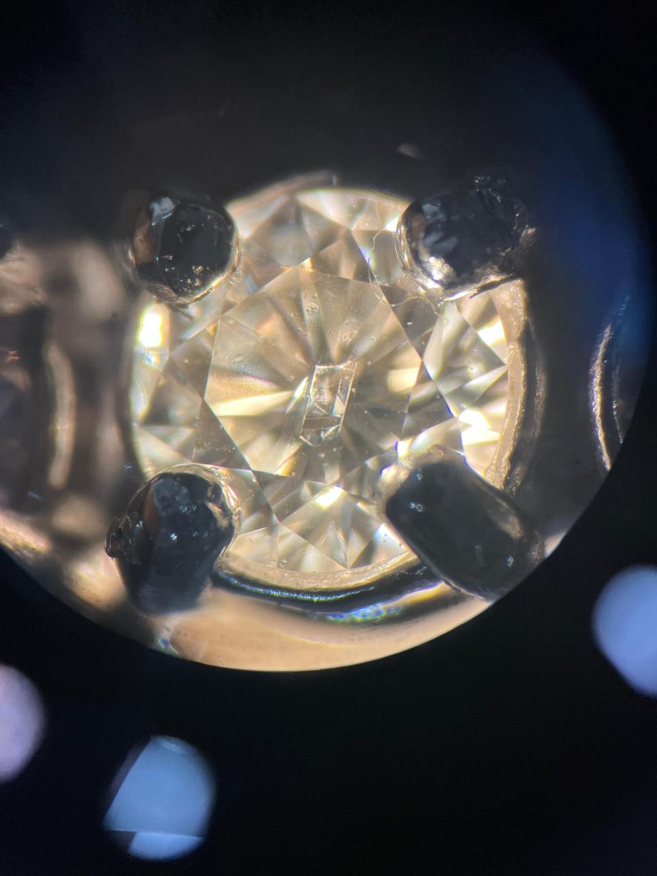 Diamante sob análise microscópica detalhada - Visualização das facetas e estruturas internas para identificação gemológica CGA