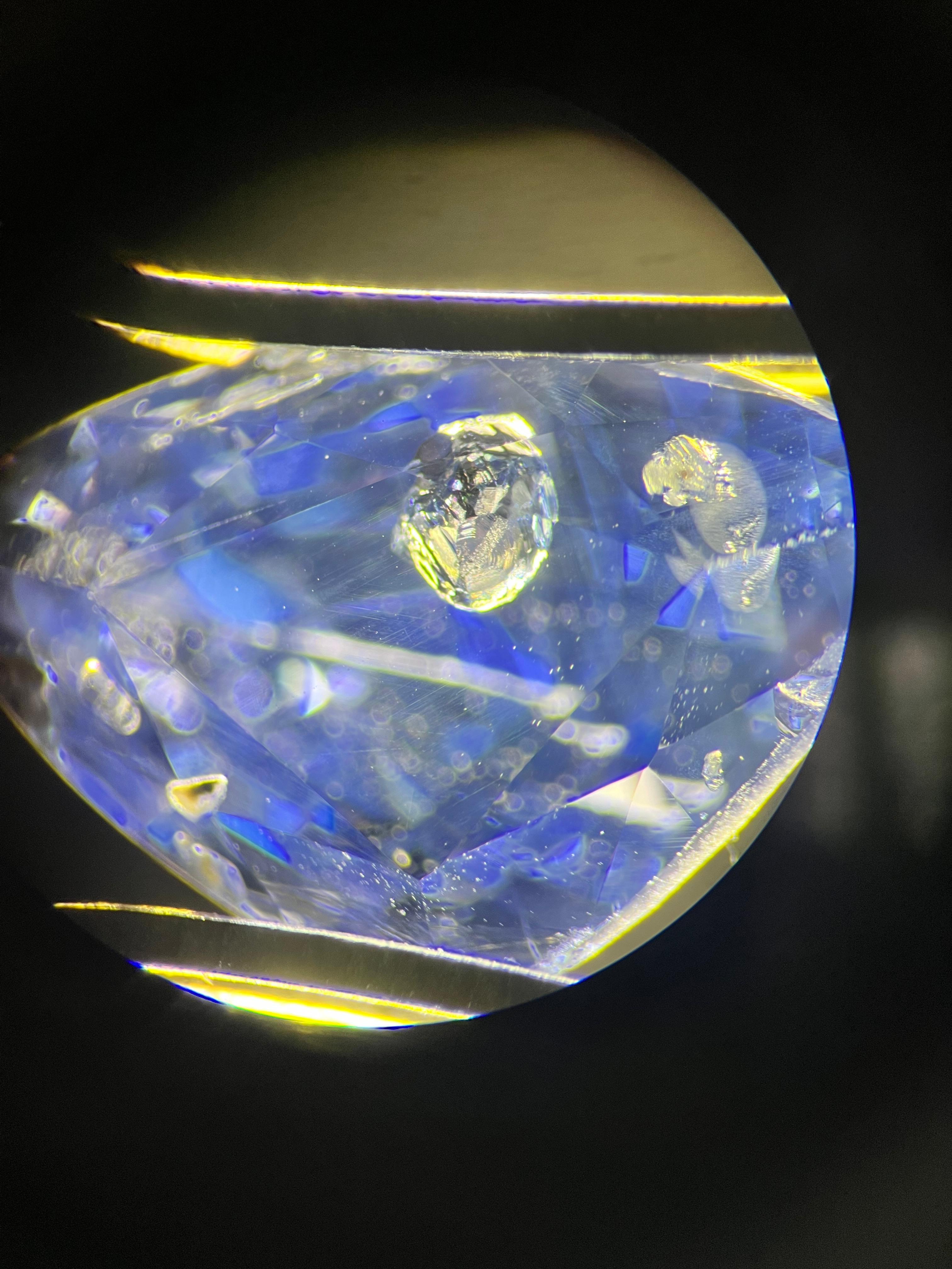 Análise microscópica de gema rosa - Visualização detalhada de inclusões internas e estrutura cristalina no laboratório CGA